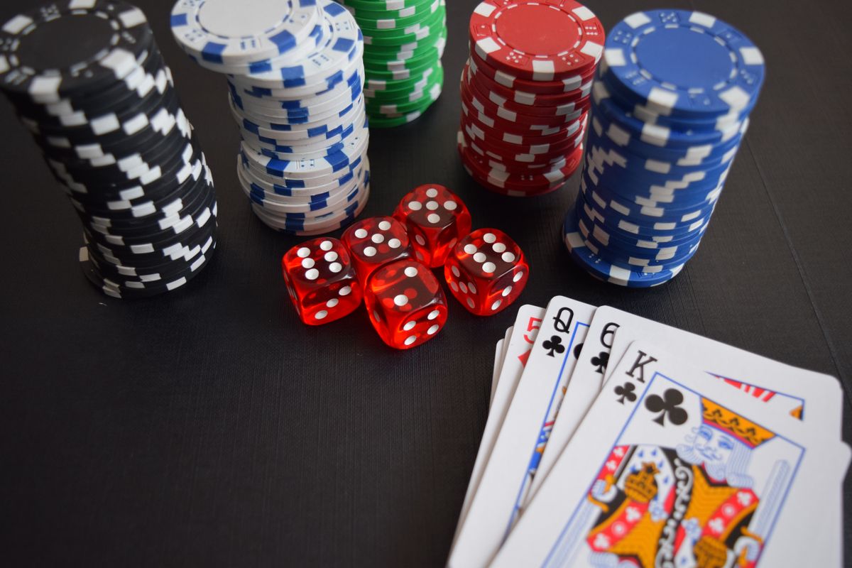 Kartu dan chip di atas meja permainan